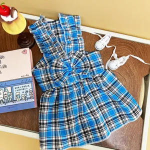 Vestito a quadri blu e nero per animali domestici con grazioso fiocco per cani piccoli.