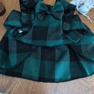 Vestito a quadri per cani con grazioso fiocco volant, vista dettagliata abbigliamento verde cucciolo.