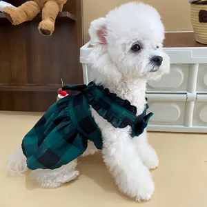Grazioso vestito a quadretti verdi per animali e piccoli cani come barboncini, stile chic.