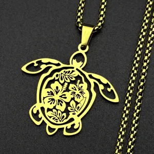Collar con colgante de tortuga marina dorada con detalle floral hueco, joya elegante y fina.