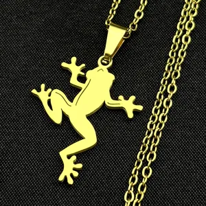 Detailansicht einer goldenen Edelstahl Frosch Anhänger Halskette, trendiges Nischen Schmuckstück.