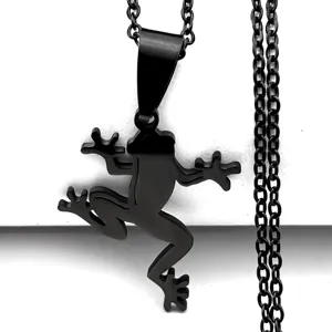 Nahaufnahme der schwarzen Edelstahl Frosch Anhänger Halskette mit feinen Ausschnittdetails.