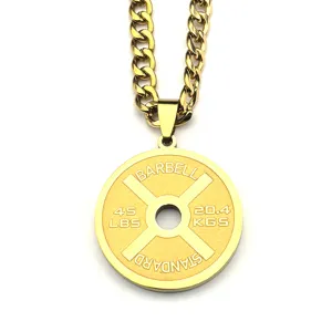 Detailaufnahme der goldenen Hantelscheibe Anhänger Halskette Fitness Hip Hop Schmuck
