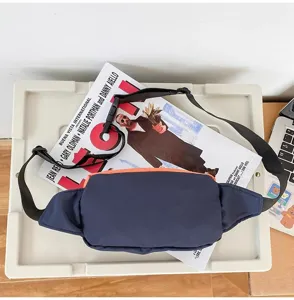 Vista dettagliata del marsupio bicolore elegante con tessuto resistente e fibbia.