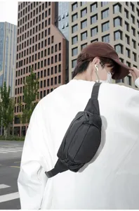 Vista dettagliata del borsello da petto tattico nero con tracolla funzionale e tasche in rete.