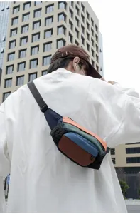 Vista dettagliata della borsa da petto colorblock con tracolla regolabile per sport outdoor.