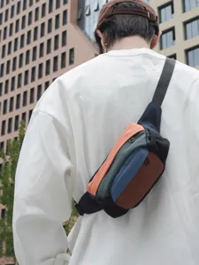Elegante borsa a tracolla colorblock per uomo e donna, marsupio streetwear funzionale.