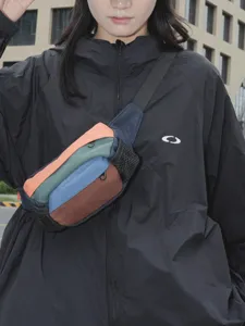 Elegante borsa da petto color-block per uomini e donne, borsetta a tracolla streetwear alla moda.