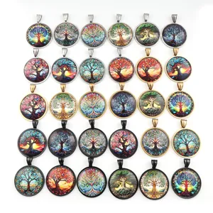 Collier pendentif cabochon en verre arbre de vie, monture en acier inoxydable, vue détaillée.