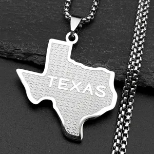 Gros plan détaillé du collier pendentif carte de l'État du Texas avec gravure étoile.