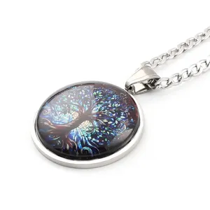 Gros plan détaillé du pendentif rond représentant l'arbre de vie avec de beaux motifs.