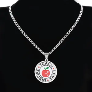 Vue détaillée du collier pendentif pomme enseignant avec texte inspirant argent.