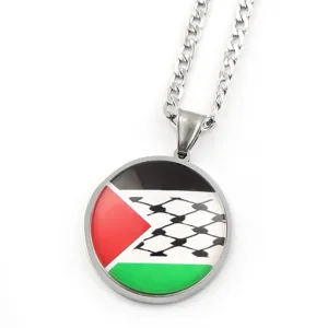 Gros plan détail du collier avec pendentif drapeau de Palestine en acier inoxydable.