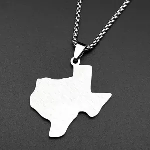 Vue détaillée du collier avec pendentif en forme de carte, montrant la texture métallique.