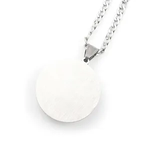 Collier pendentif rond en métal argenté vue de détail, bijou de style minimaliste chic