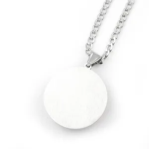 Gros plan détaillé sur la belle chaîne en métal argenté avec un pendentif rond et brossé.
