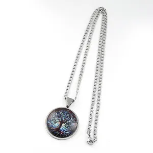 Collier en acier inoxydable avec pendentif cabochon en verre arbre de vie détail vue.