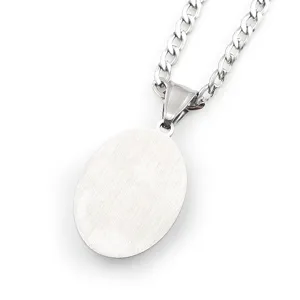 Détail collier pendentif ovale vierge en métal argenté, accessoire bijou de style minimaliste
