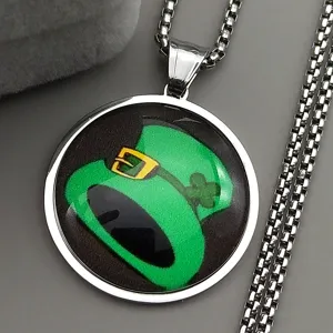 Collier pendentif pierre de temps argenté avec chapeau de lutin vert style gothique bijou