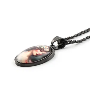 Collier pendentif cabochon en verre ovale noir vintage avec portrait classique pour femmes.