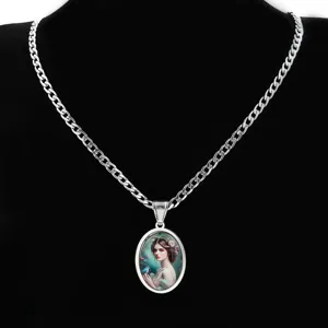 Collier chaîne en argent vintage avec pendentif ovale doté d'un portrait classique pour femme.
