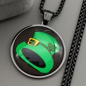 Collier pendentif pierre de temps en métal noir style gothique avec chapeau vert unique.