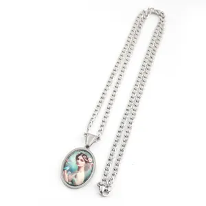 Vue détaillée du collier en métal argenté avec un pendentif portrait en pierre précieuse ovale.