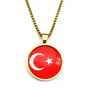 Collana con ciondolo a cupola di vetro bandiera della Turchia catena acciaio dettaglio.