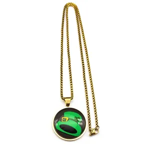 Collier chaîne dorée avec pendentif cabochon en verre représentant un chapeau de leprechaun.