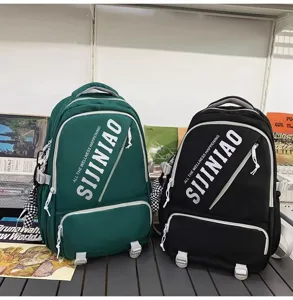 Große lässige Laptop-Rucksack in zweifarbigem Design mit Fronttaschen und Details.
