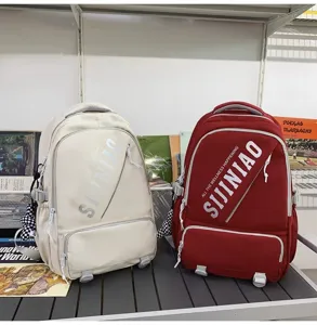 Detailansicht großer Schulrucksäcke in Beige und Rot, ideal für Studenten geeignet.