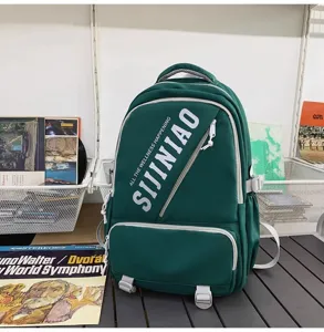 Große dunkle grüne Freizeitrucksack für Schüler und den täglichen Außeneinsatz geeignet.
