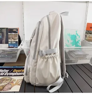 Detailansicht des großen beige Rucksacks mit Seitentaschen und Reißverschluss für den Alltag.