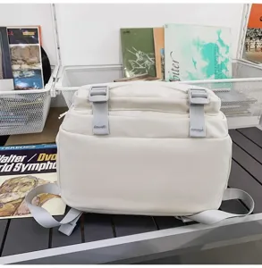Lässiger weißer Schulrucksack mit grauen Riemen, großer Tagesrucksack für Studenten.