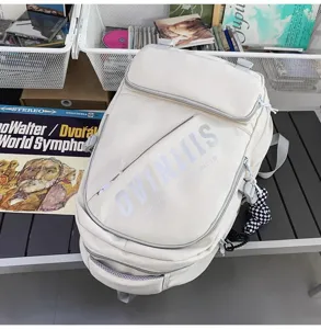 Detailansicht des großen, lässigen weißen Rucksacks mit auffälligem Logoprint auf Bank.