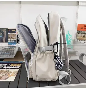 Grosser beigefarbener Rucksack fuer Damen und Herren, modische Schultasche mit vielen Faechern.