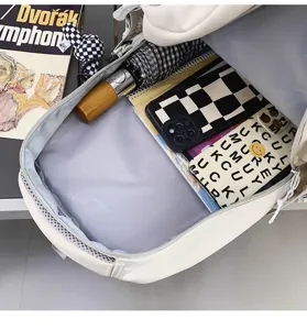 Rucksack Innendetail Ansicht zeigt großen Stauraum für verschiedene Alltagsgegenstände.