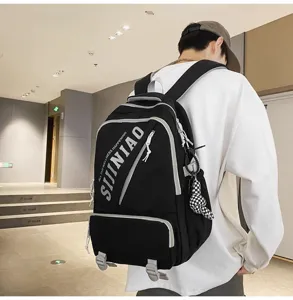 Stilvoller schwarzer Rucksack mit grosser Kapazitaet fuer Studenten und taegliche Reisen.