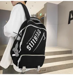 Lässiger schwarzer Rucksack Detailansicht, großer Schulranzen für Schüler und Studenten Alltag.