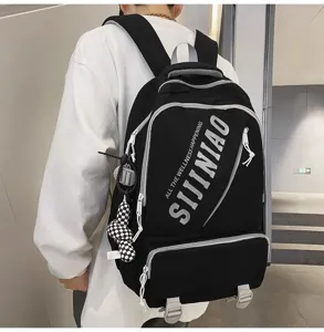 Großer schwarzer Studentenrucksack mit stilvollem Buchstabenprint und Karomuster Anhänger