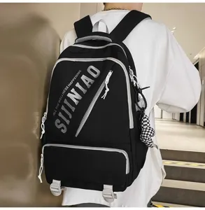 Großer schwarzer Canvas-Rucksack mit vielen Taschen und weißen Trägern für den Alltag.