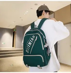 Nahaufnahme des dunkelgrünen Studentenrucksacks im Alltag, mit geräumigem Design gezeigt.