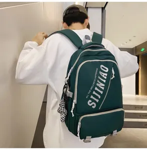 Detailansicht eines grossen dunkelgruenen Mode-Rucksacks fuer Damen und Herren im Alltag.