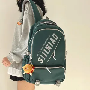 Grosse Kapazitaet Studentenrucksack, dunkelgruene Freizeitschultasche mit Anhaenger.