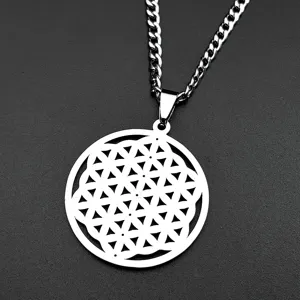 Collier pendentif fleur de vie en acier inoxydable, détail de symbole géométrique.
