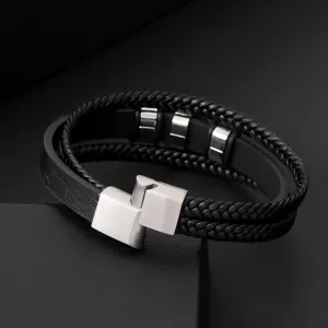 Vue détaillée du bracelet en cuir tressé noir multicouche doté de fermoirs en acier inoxydable.