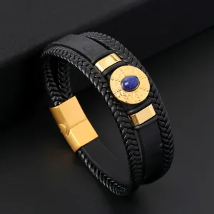 Gros plan détaillé du bracelet en cuir tressé multicouche avec métal or et pierre bleue.