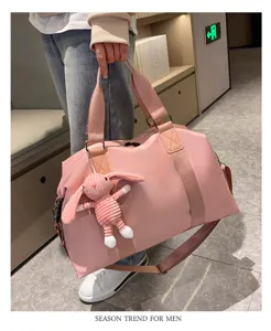 Rosa Reise-Damentasche Detailansicht, große Kapazität Fitness-Sporttasche mit Kaninchen Anhänger.