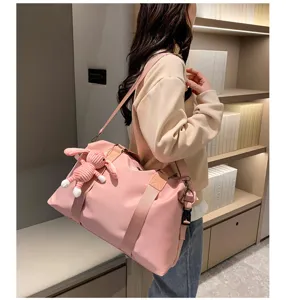 Grosse rosa Reise-Duffle-Bag für Damen, leichte Sport-Fitness- und Yogatasche im Detail.