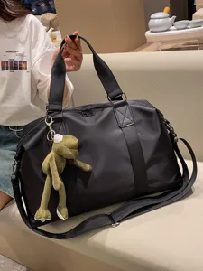 Grosse Reisetasche mit süssem Frosch Anhänger für Damen, ideal für Sport, Fitness und Reisen.
